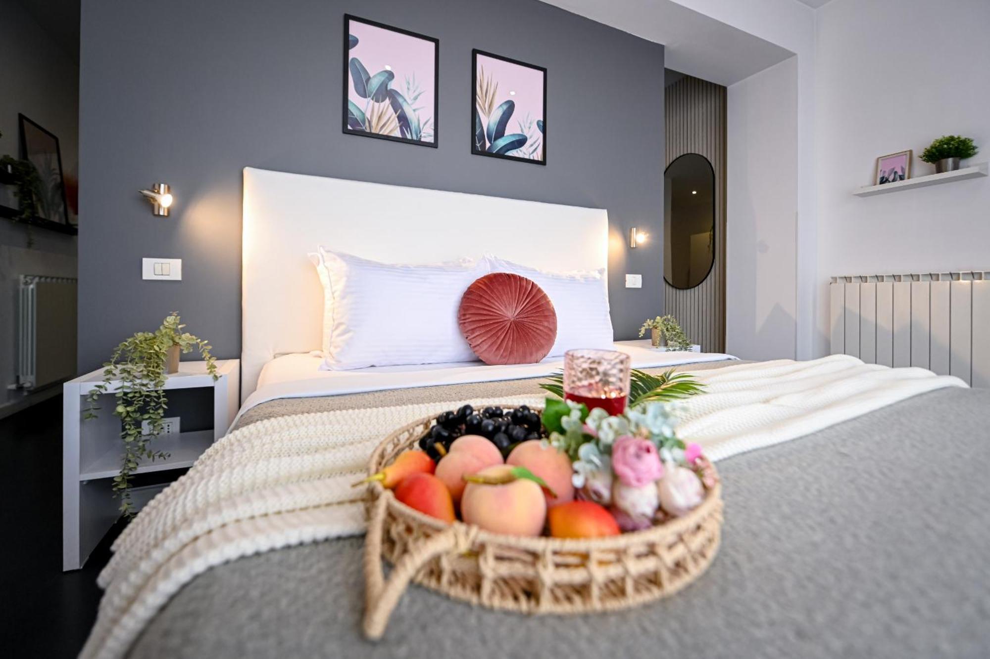 Urban Elegance - Stylish Central Accommodation Bucharest Room photo