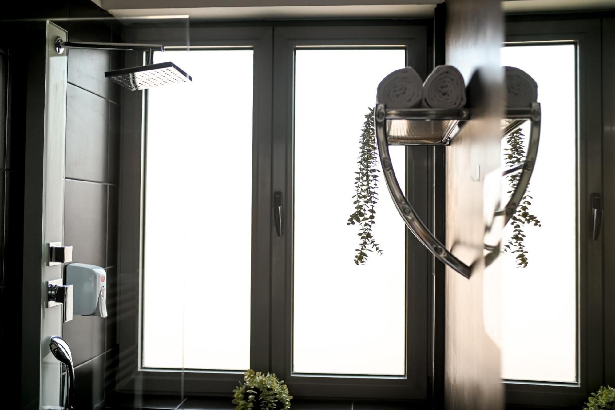 Urban Elegance - Stylish Central Accommodation Bucharest Room photo
